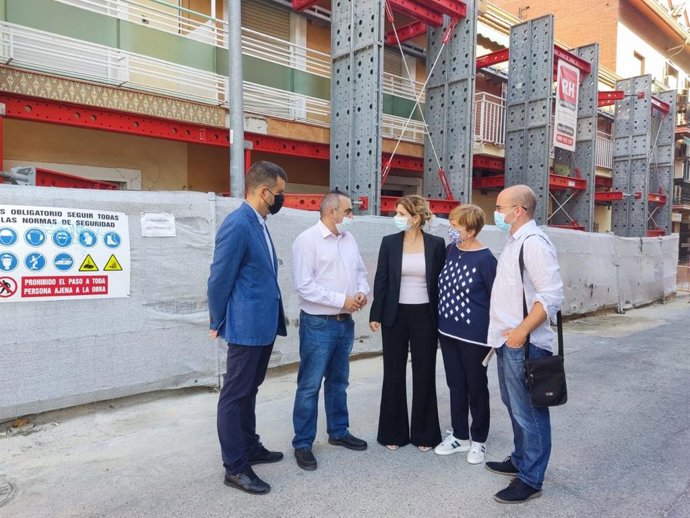 La portavoz socialista en la Asamblea de Madrid, Hana Jalloul, ha visitado las viviendas afectadas por las obras de la Línea 7B de Metro.