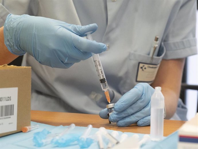 Archivo - Enfermeda prepara una dosis de vacuna.