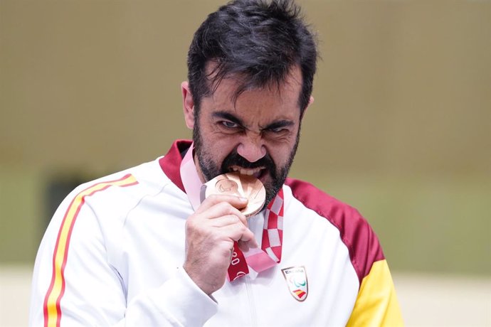 Juan Antonio Saavedra muerde su medalla de bronce en la prueba de carabina tendido 50 metros en los Juegos Paralímpicos de Tokio