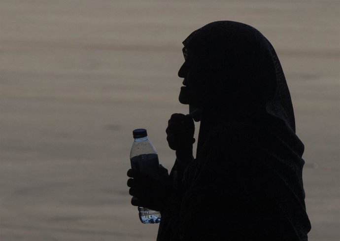 Una mujer afgana tras llegar a la Base Naval de Rota donde es atendida por EEUU.