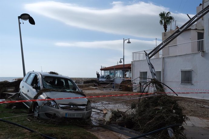 Un cotxe destrossat després del pas de la tempesta d'aquest dimecres en el municipi d'Alcanar (Tarragona)