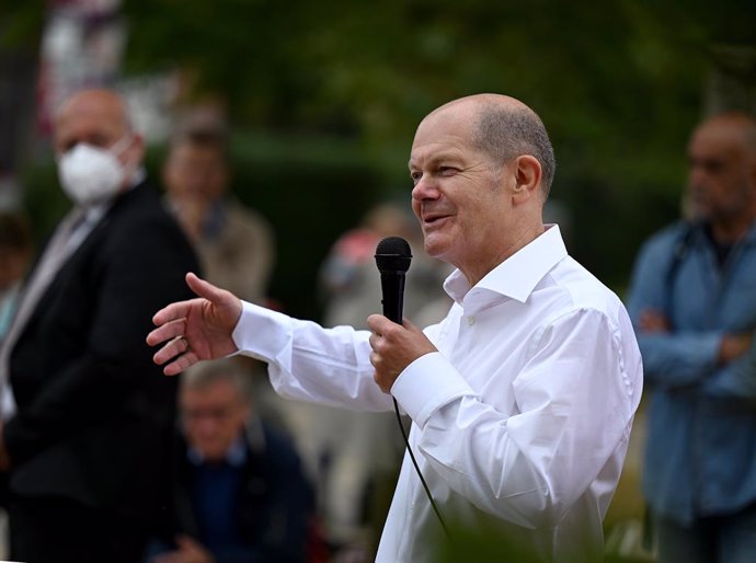 05 September 2021, Brandenburg, Potsdam: Olaf Scholz, German Minister of Finance and Candidate for Chancellor of the Social Democratic Party (SPD) talks to journalists during an SPD election campaign event at Johannes-Kepler-Platz. Photo: Monika Skolimo