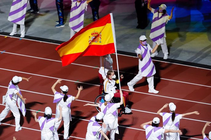 La nadadora Marta Fernández porta la bandera española en la Ceremonia de Clausura de los Juegos Paralímpicos de Tokio
