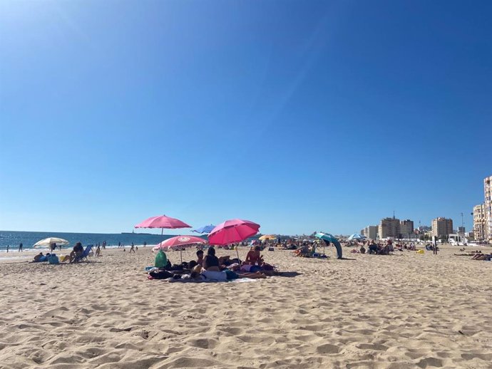 Archivo - Playa Victoria de Cádiz en un día de junio (archivo)