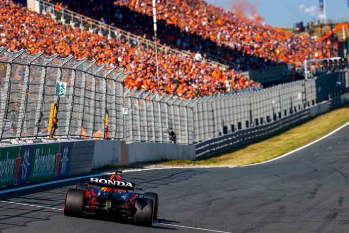33 VERSTAPPEN Max (nld), Red Bull Racing Honda RB16B, action during the Formula 1 Heineken Dutch Grand Prix 2021, 13th round of the 2021 FIA Formula One World Championship from September 3 to 5, 2021 on the Circuit Zandvoort, in Zandvoort, Netherlands -