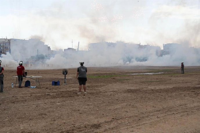 El disparo de la primera 'masclet' de las Fallas de septiembre desde Nazaret en magen de archivo
