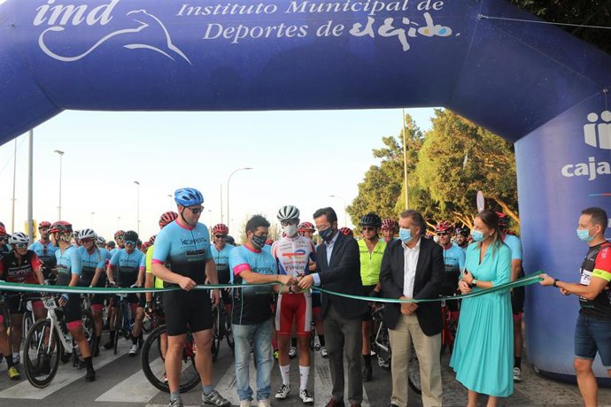 Salida de los ciclistas desde El Ejido.
