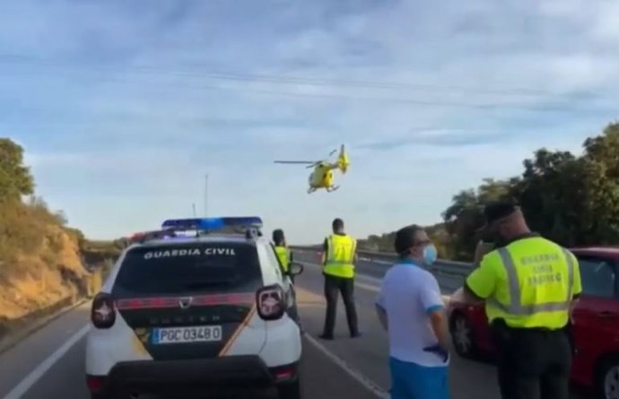 Trasladan a una mujer en estado grave al 12 de Octubre tras haber sufrido un accidente de tráfico.