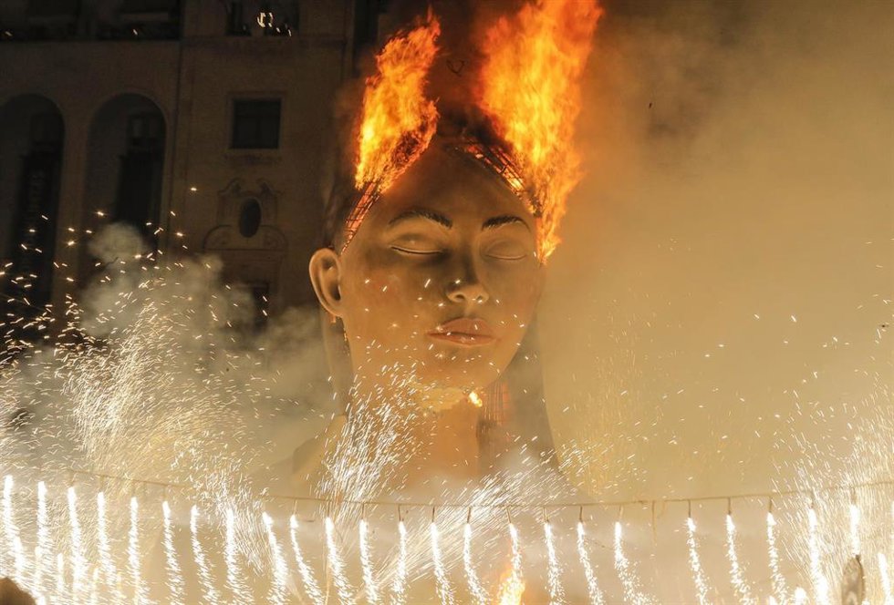 El fuego reduce a cenizas la Meditadora