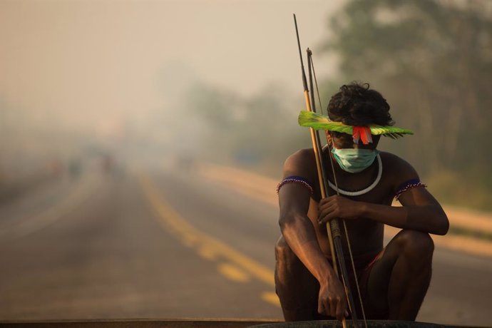 Archivo - Indígena kayapó de Brasil durante las protestas de su comunidad contra el olvido al que han sido relegados por parte del Gobierno de Jair Bolsonaro durante la crisis sanitaria del nuevo coronavirus.