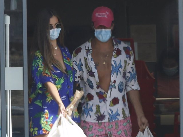 Mario Casas y Desiré Cordero saliendo del supermercado