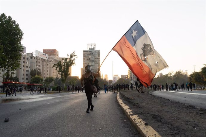 Archivo - Bandera de Chile durante una protesta en Santiago
