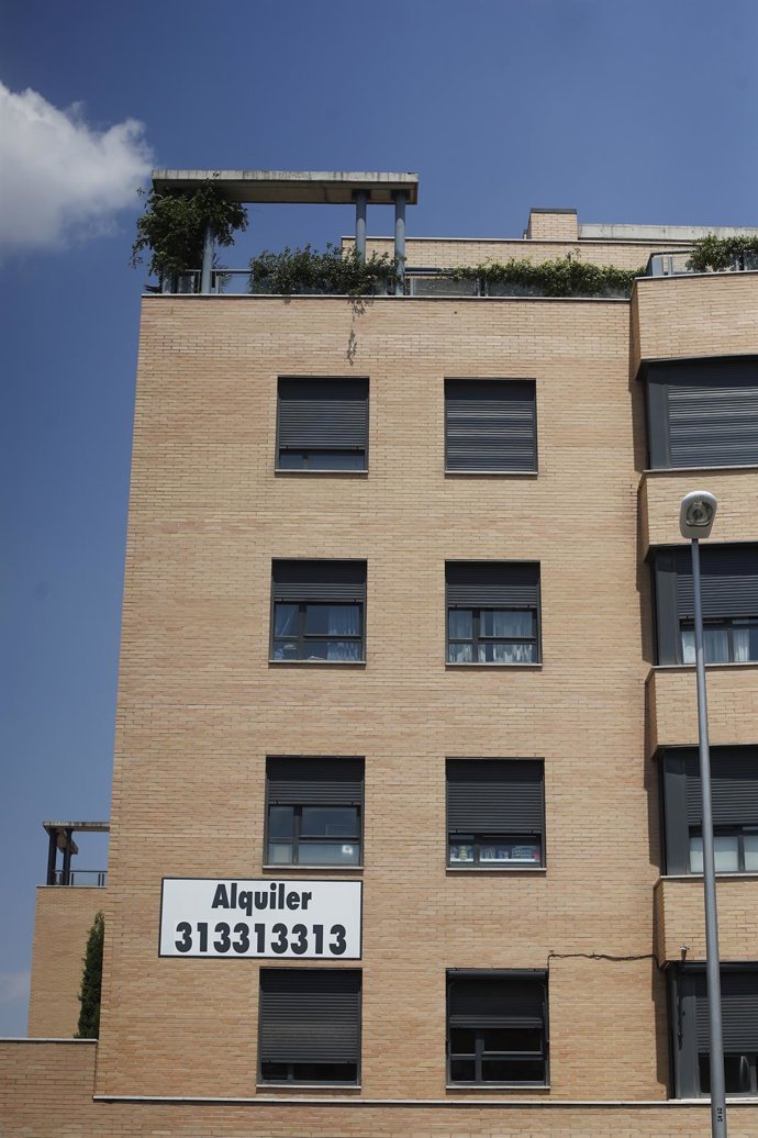 Archivo - Cartel de 'alquiler' en un edificio de Madrid.