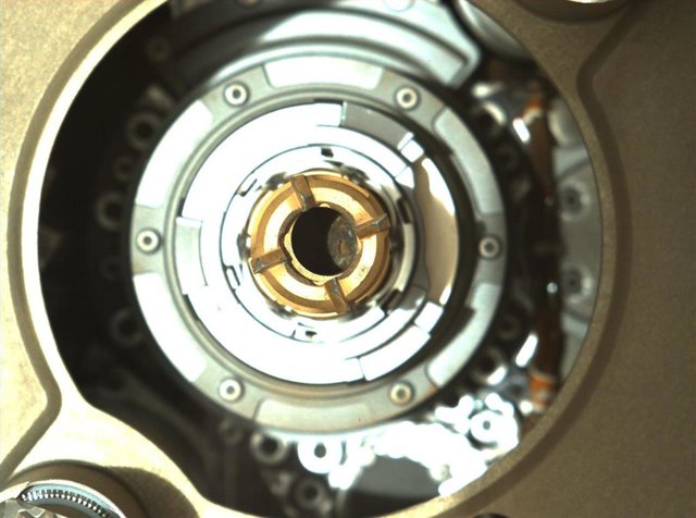 Imagen de confirmación de la primera toma de muestra marciana tomada por el rover Perseverance