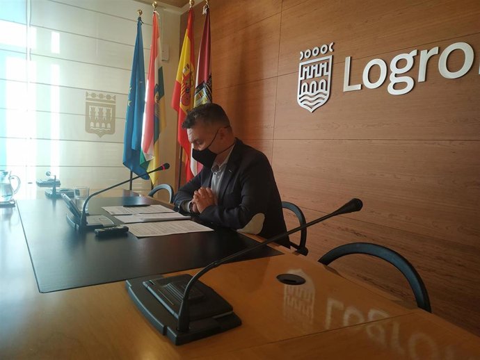 El portavoz del Grupo Municipal Popular, Conrado Escobar, en comparecencia de prensa