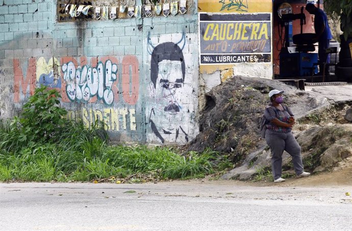 Archivo - Mural con la imagen de Nicolás Maduro en Venezuela