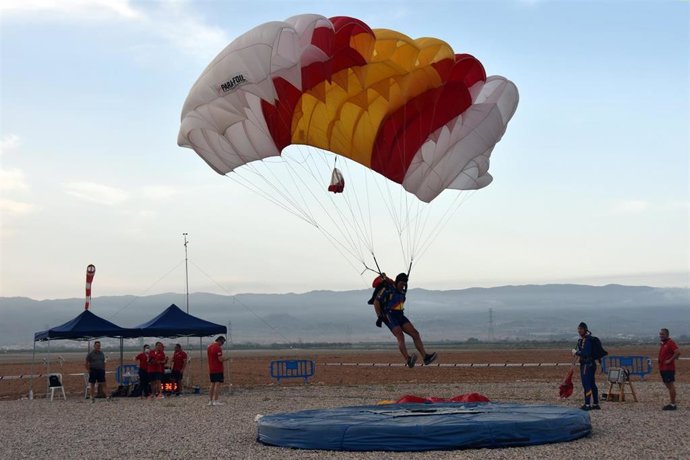 Un paracaidista en la Base Aérea de Alcantarilla