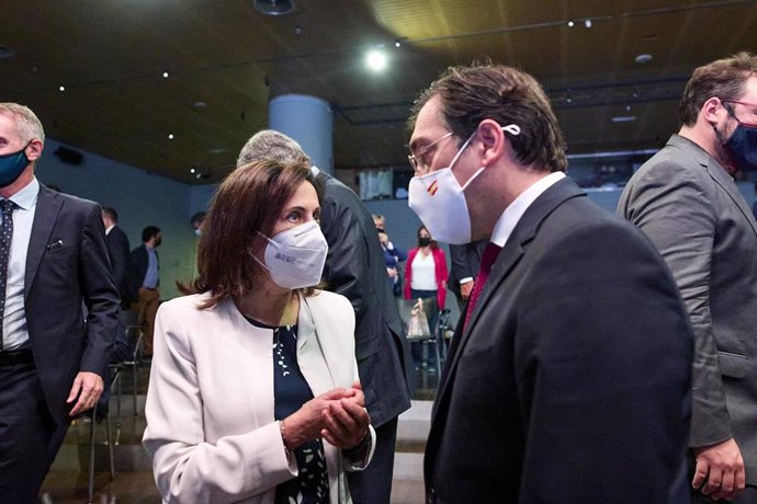 El Ministro de Asuntos Exteriores, Unión Europea y Cooperación, José Manuel Albares, conversa con la ministra de Defensa, Margarita Robles