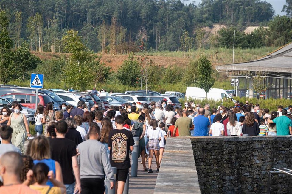 Un grupo de menores esperan ser vacunados de la primera dosis de la vacuna Moderna en la Ciudad de la Cultura, a 23 de agosto de 2021, en Santiago de Compostela, Galicia, (España). Este lunes arranca la vacunación contra el Covid-19 para los menores de 