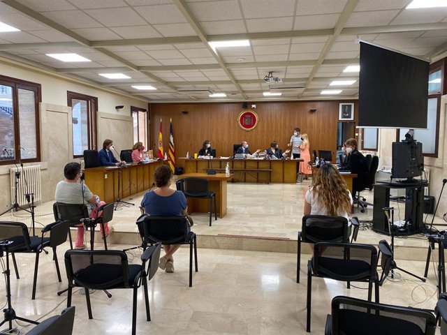 Las dos acusadas como autoras de un delito de falsedad documental y una tercera condenada por cómplice, durante la celebración de la vista en la Audiencia Provincial de Baleares.