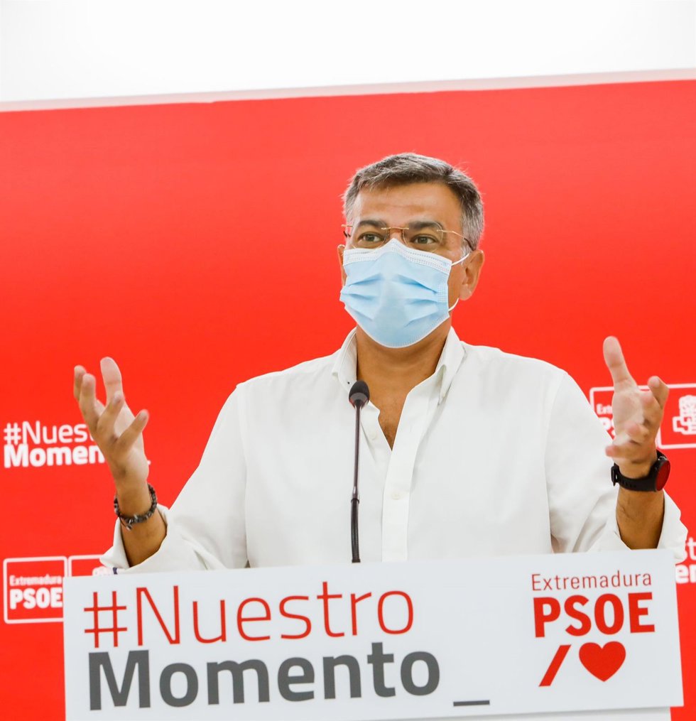 El portavoz del PSOE extremeño, Juan Antonio González, en rueda de prensa en Mérida
