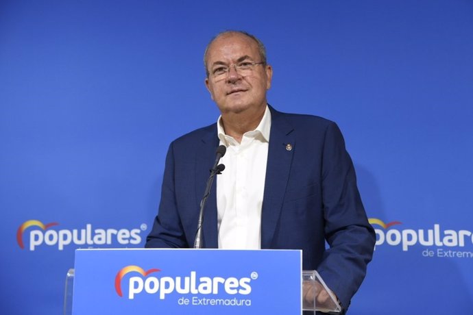 El presidente del PP extremeño, José Antonio Monago, en rueda de prensa en Mérida tras el Comité de Dirección de su partido