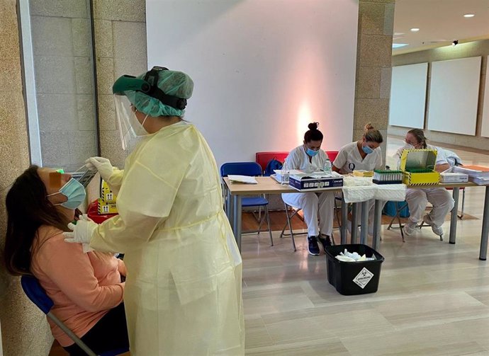 Una enfermera toma una muestra en un cribado poblacional en Sanxenxo, en septiembre de 2021.