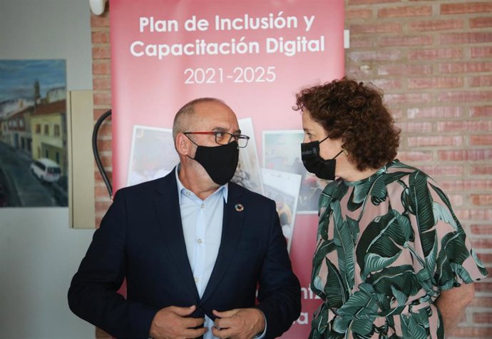 Juan Cruz Cigudosa y Carmen Maeztu en la presentación del Plan de Inclusión y Capacitación Digital