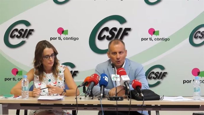 El presidente del sector nacional de Educación del CSIF, Mario Gutiérrez, y la secretaria del sector nacional de Educación, de Coordinación Autonómica y Negociación del CSIF, Isabel Madruga Abajo, en rueda de prensa este lunes