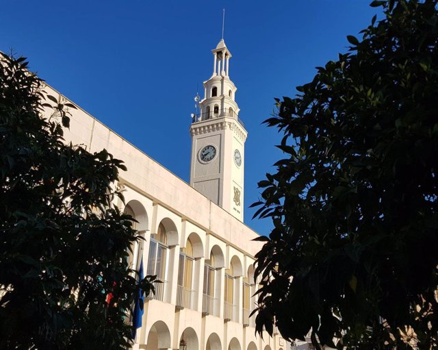 Archivo - Torre del reloj en la Plaza Nueva de Lucena (Córdoba).