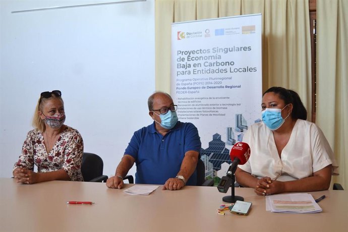 La delegada de Asistencia Económica con los Municipios y Mancomunidades de la Diputación de Córdoba, Dolores Amo (dcha.), en su visita a Valsequillo.