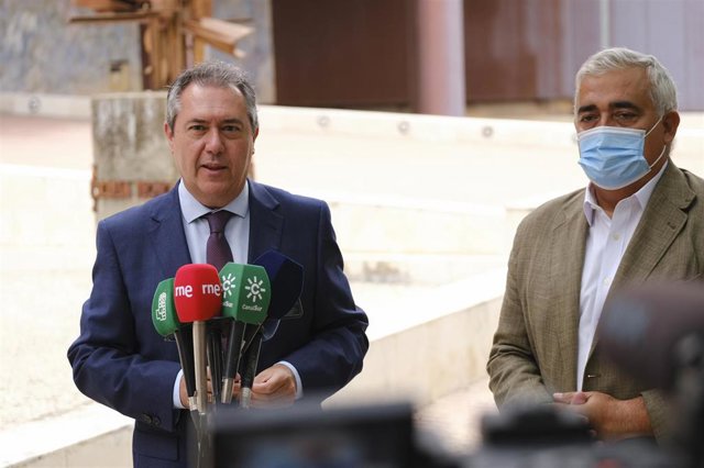 Archivo - El secretario general del PSOE-A, Juan Espadas, atiende a los medios en la Escuela Técnica Superior de Ingeniería de Sevilla.