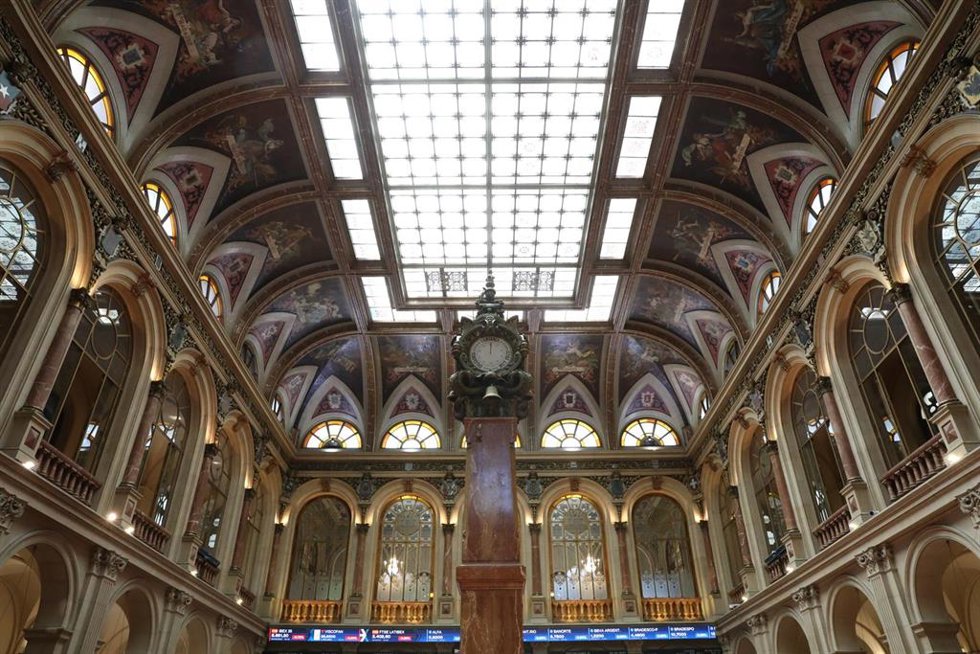 Archivo - Interior del Palacio de la Bolsa de Madrid, a 30 de junio de 2021, en Madrid (España).