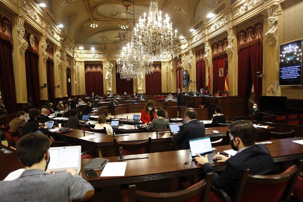 Archivo - Una sesión plenaria en el Parlament.