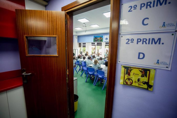 Puerta que da acceso a una clase de Educación Primaria en una clase del colegio Virgen de Europa durante el primer día de clase del curso 2021-22.