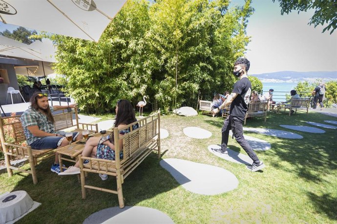 Archivo - Varias personas en la terraza del bar 'Los 3 Monos Aguete', en el municipio de Marín, en, Pontevedra, Galicia, (España).