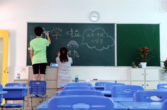 Profesoras escribiendo en una clase en Shanghai