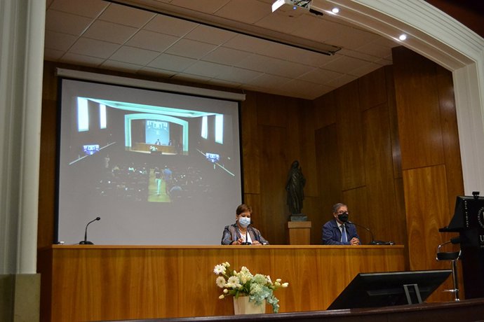 La rectora de la UCAV, M Rosario Sáez, da la bienvenida a los nuevos alumnos.