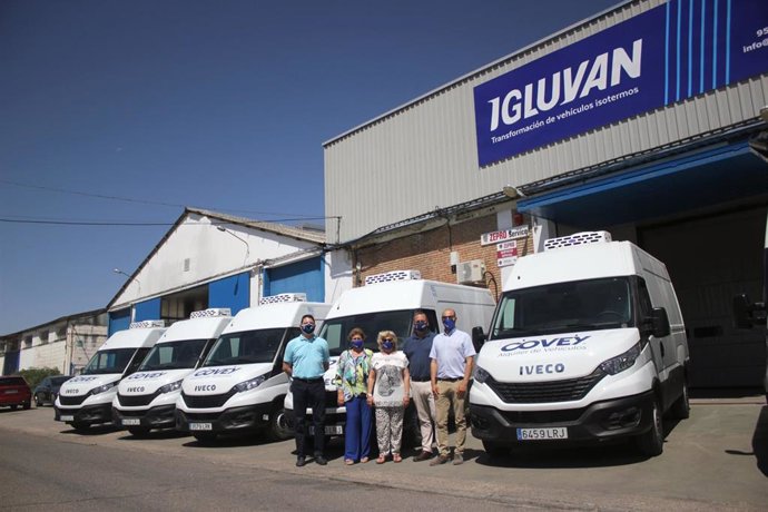 Archivo - De izquierda a derecha el responsable Covey Córdoba,  Fernando Montijiano, M Dolores González, jefa de taller y producción en Igluvan; M del Carmen González, CEO en Igluvan, Fernando Sánchez, director comercial de Covey, y Juan García, COO I
