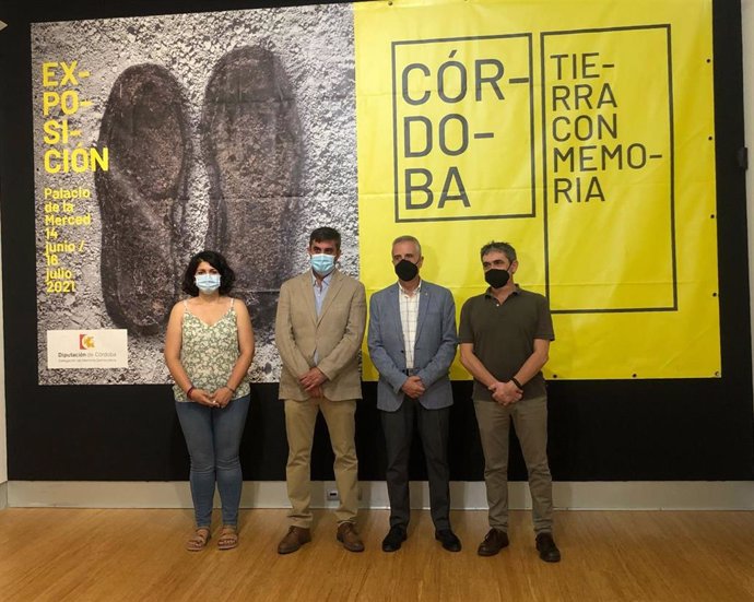 El delegado de Memoria Democrática de la Diputación de Córdoba, Ramón Hernández (segundo por la izda.), en la inauguración de la exposición 'Córdoba, tierra con memoria' en Lucena.
