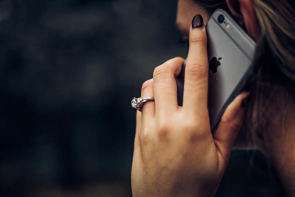 Mujer hablando en un iPhone.