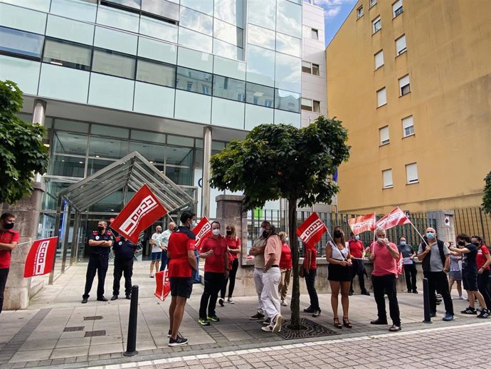 El comité de los centros de interpretación se concentra ante el Gobierno de Cantabria
