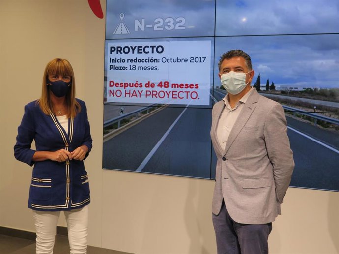 La senadora del PP, Ana Lourdes González, y el diputado del PP, Carlos Cuevas