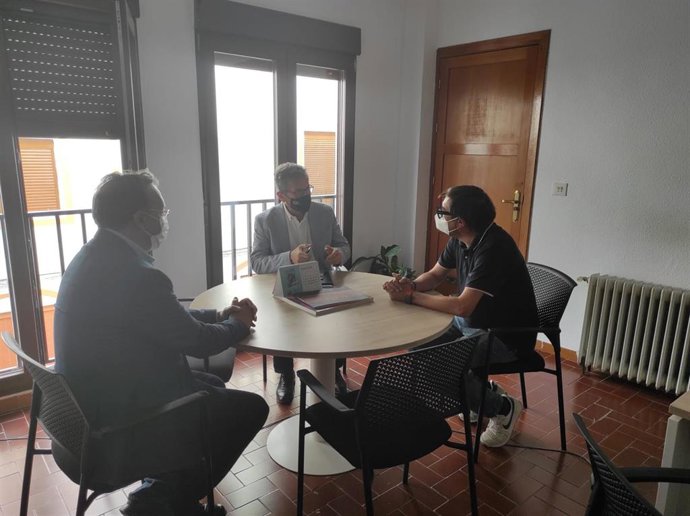 Reunión de la Junta de Andalucía y el Ayuntamiento de Galera sobre el desarrollo de proyectos turísticos conjuntos