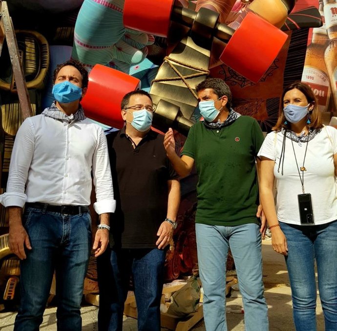 María José Catalá, durante su visita a la falla del Pilar, junto con Mazón y García Egea