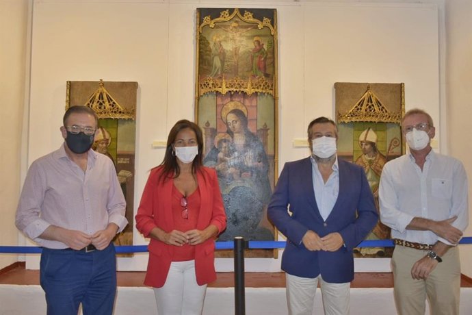 La delegada territorial de Turismo de la Junta en Huelva, María Ángeles Muriel, en la exposición sobre la restauración de los retablos de la Virgen de la Rosa y de Santa Catalina de Alejandría de la Iglesia Prioral del Castillo de Aracena.