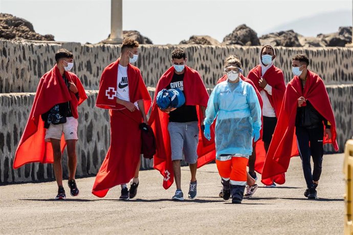 Migrantes en el muelle de La Cebolla, en Lanzarote. 