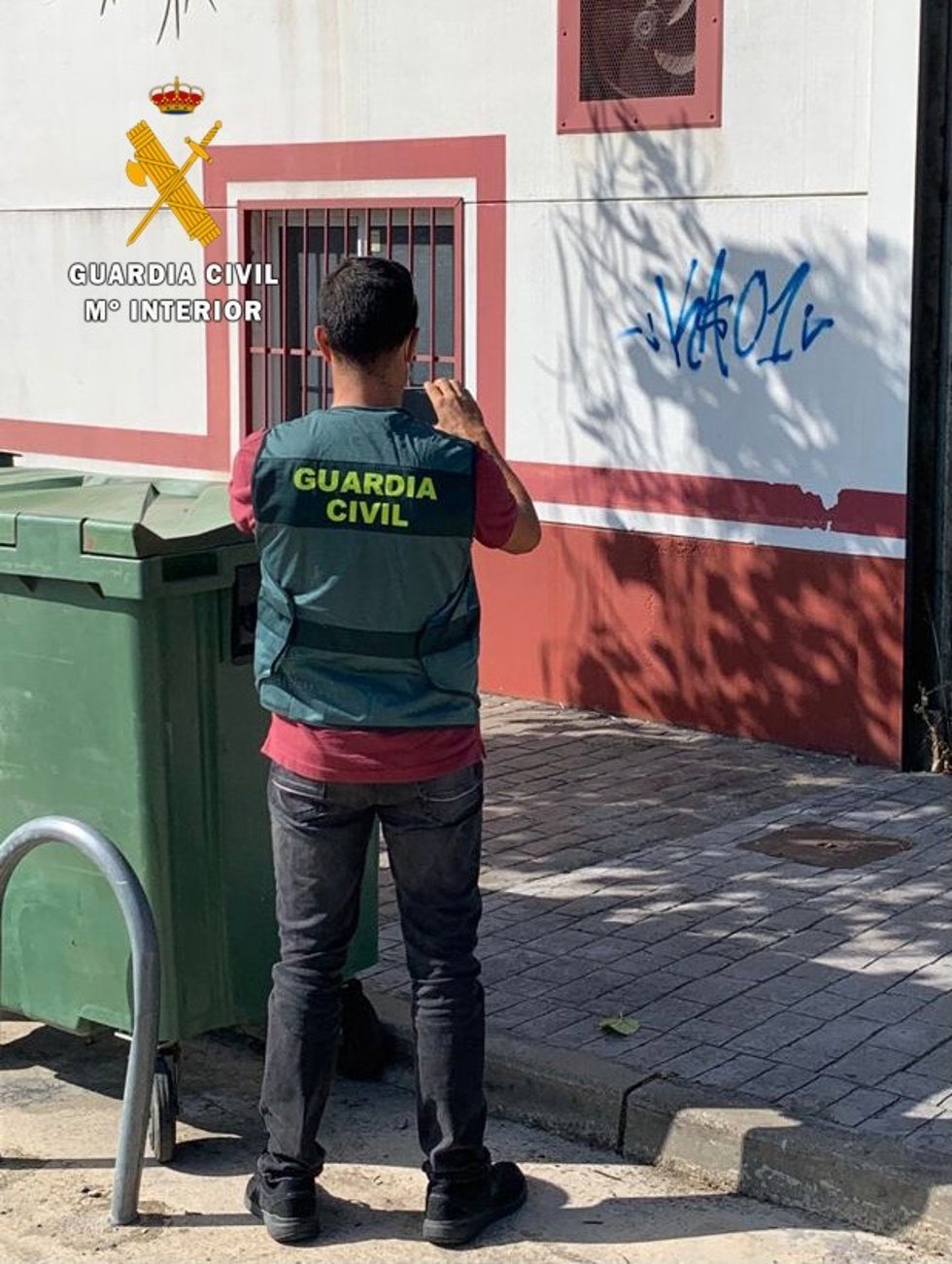 Un agente de la Guardia Civil durante la investigación de una pintada en Malpartida de Plasencia