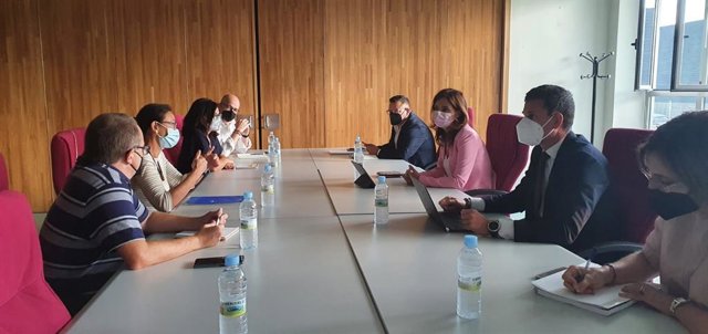 La consejera de Empleo e Industria, Ana Carlota Amigo, encabeza la reunión con representantes de trabajadores del Inbiotec este lunes en León.