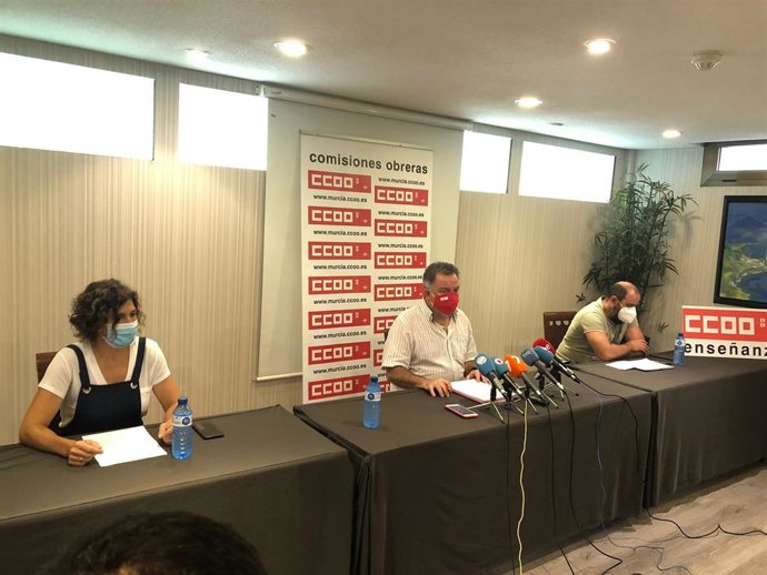 El secretario general de Enseñanza de CCOO RM, Nacho Tornel, en el centro, acompañado del responsable de política educativa y formación del sindicato, Jorge Castillo, y la responsable del Personal de Administración y Servicios (PAS), María Ángeles García